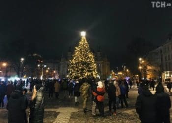 У Львові «запалили» новорічну ялинку