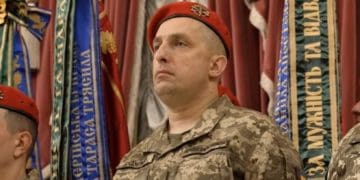 Президент вручив відзнаку “За мужність та відвагу” командиру 44 бригади Роману Дудченку 