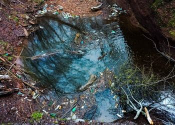 Жителі села скидають пластик і поліетилен у річку, засмічуючи Русилівські водоспади