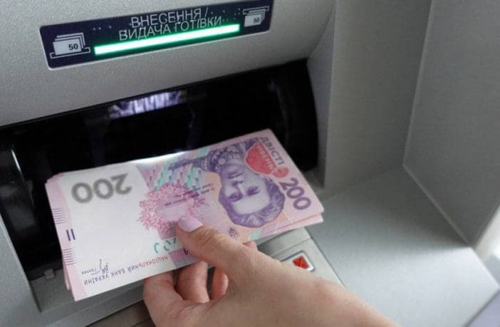 На Чортківщині жінка вкрала 10 тисяч гривень з банкомата