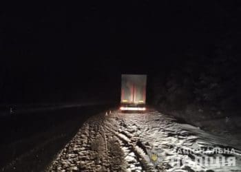 Через слизьку дорогу на Тернопільщині вантажівка злетіла з траси і перекинулась