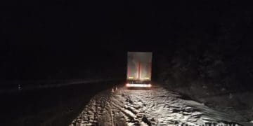 Через слизьку дорогу на Тернопільщині вантажівка злетіла з траси і перекинулась