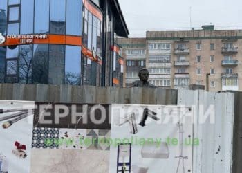 У Тернополі пам’ятник Симону Петлюру заледве виглядає з-за паркану розпочатої будови