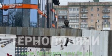 У Тернополі пам’ятник Симону Петлюру заледве виглядає з-за паркану розпочатої будови
