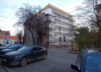 За будівництво третього поверху в історичній будівлі в центрі Тернополя ніхто не хоче відповідати