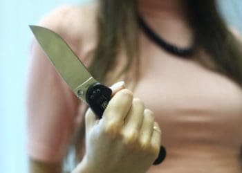 Завжди ношу із собою: у Чорткові під час комендантської години зупинили жінку із ножем