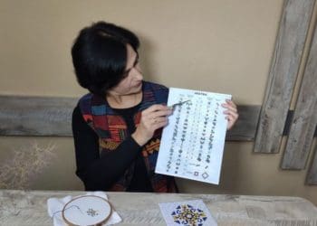 У Тернополі майстриня кодує слова у вишивці