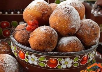 Стaровинний рецепт пaмпухів з вишнею, які не черствіють усі святa