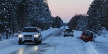 На Тернопільщині дорожники знову не справилися з викликами: рятувальники буксирували автомобілі і автобуси