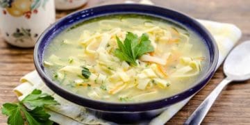 Рецепт курячого супу, який зігріває по домашньому