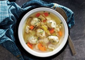 Легкий курячий суп з галушками: рецепт дня