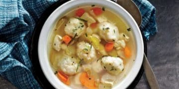Легкий курячий суп з галушками: рецепт дня