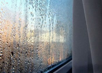 Чому «пітніють» пластикові вікна: 5 причин і як все виправити