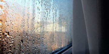 Чому «пітніють» пластикові вікна: 5 причин і як все виправити