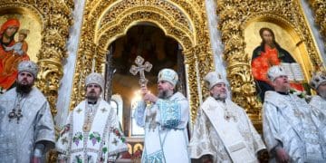 Архієпископ Нестор співслужив митрополиту Епіфанію у Лаврі в день свята Богоявлення