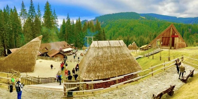 «Перші модульні будиночки родом з Карпат», – Тарас Демкура про 250-річні хатини у «Гуцул Ленді»