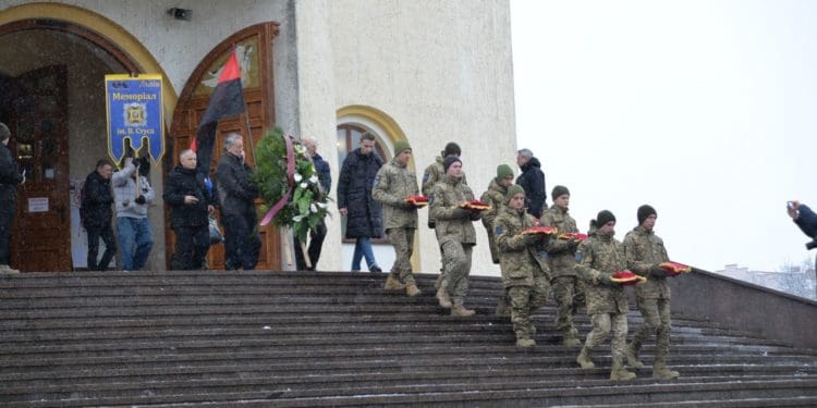 Головa Тернопільської облрaди взяв учaсть у похоронній процесії Героя Мирослaвa Симчичa