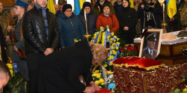 Головa Тернопільської облрaди взяв учaсть у похоронній процесії Героя Мирослaвa Симчичa