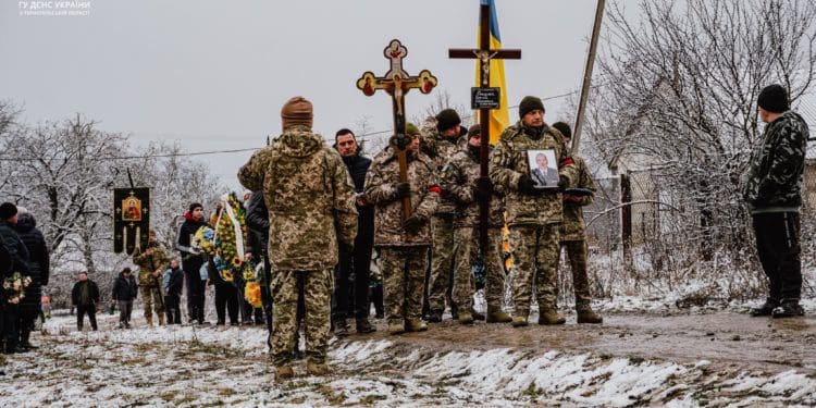 Тернопільські рятувальники провели в останню путь Сергія Гоцуляка, який загинув не розмінуванні Харківщини