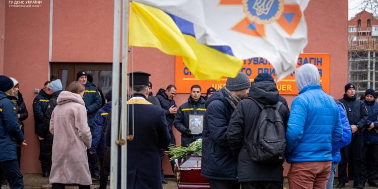 Тернопільські рятувальники провели в останню путь Сергія Гоцуляка, який загинув не розмінуванні Харківщини