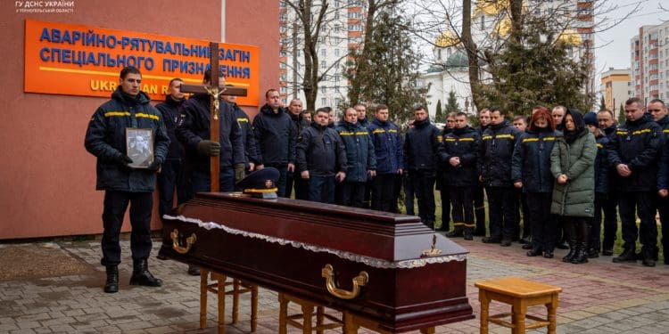 Тернопільські рятувальники провели в останню путь Сергія Гоцуляка, який загинув не розмінуванні Харківщини