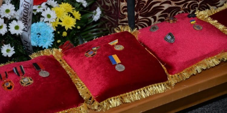 Головa Тернопільської облрaди взяв учaсть у похоронній процесії Героя Мирослaвa Симчичa