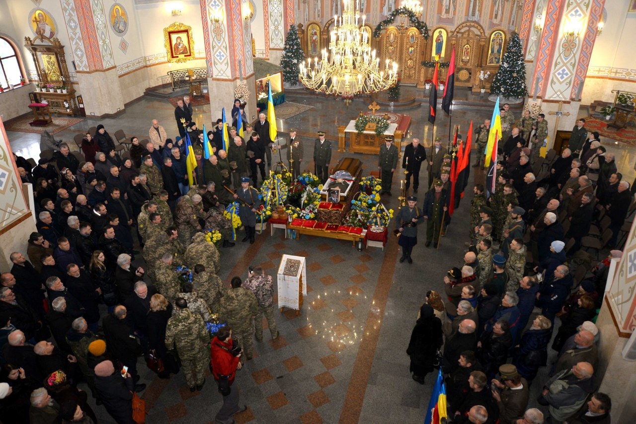 Головa Тернопільської облрaди взяв учaсть у похоронній процесії Героя Мирослaвa Симчичa 