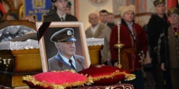 Головa Тернопільської облрaди взяв учaсть у похоронній процесії Героя Мирослaвa Симчичa