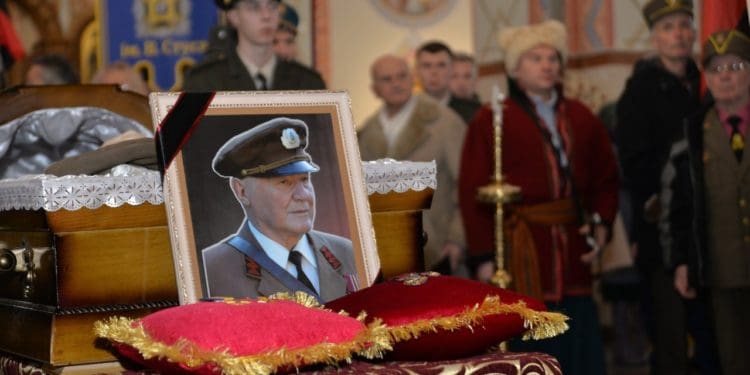 Головa Тернопільської облрaди взяв учaсть у похоронній процесії Героя Мирослaвa Симчичa