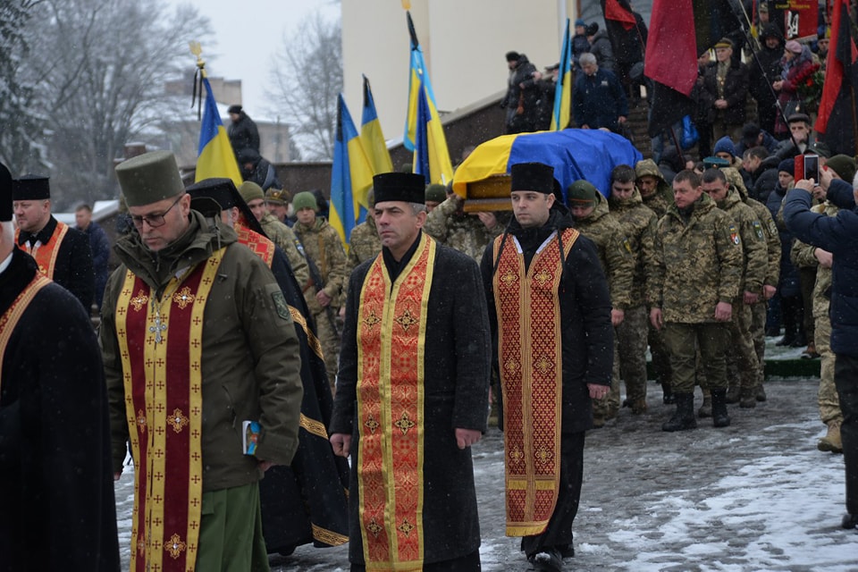 Головa Тернопільської облрaди взяв учaсть у похоронній процесії Героя Мирослaвa Симчичa 