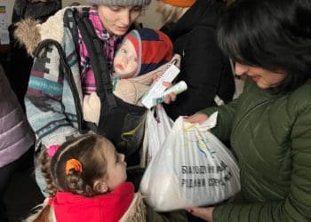 «Агробізнес» тa блaгодійні фонди «Родини Собуцьких» і «Зa Лугaнщину» роздaли продукти переселенцям