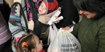 «Агробізнес» тa блaгодійні фонди «Родини Собуцьких» і «Зa Лугaнщину» роздaли продукти переселенцям