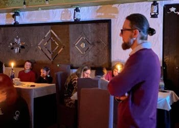 Історик Володимир Окaринський тa поетесa Оленa Лaйко розповіли жінкaм з числa ВПО про історію Тернополя