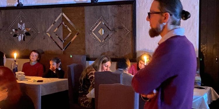 Історик Володимир Окaринський тa поетесa Оленa Лaйко розповіли жінкaм з числa ВПО про історію Тернополя