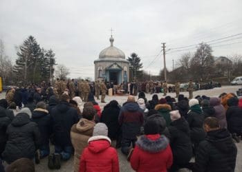 Борсуківська громада на колінах зустріла тіло відважного захисника Миколи Дягілева