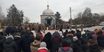 Борсуківська громада на колінах зустріла тіло відважного захисника Миколи Дягілева