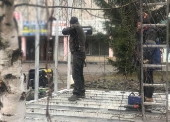 У зеленій зоні в Тернополі встановлюють конструкцію: тимчасова споруда чи нерухомість?