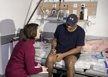 Військовий з Великобританії, котрий лікується у Тернополі після поранення, вивчає українську мову