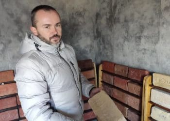 Житель Тернопільщини колекціонує цеглу, серед якої – екземпляри 16 століття