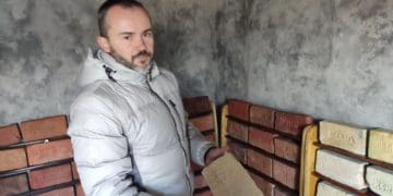Житель Тернопільщини колекціонує цеглу, серед якої – екземпляри 16 століття