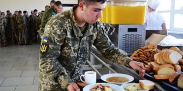 Скандал із закупівлями МОУ харчів для армії втридорога: посадовців викликають у парламент