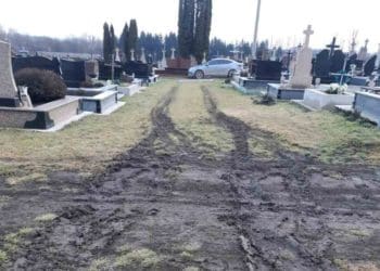 Міський голова Хоросткова закрив браму на кладовище, бо машини псують дорогу