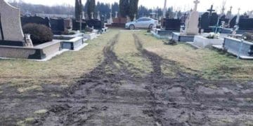 Міський голова Хоросткова закрив браму на кладовище, бо машини псують дорогу