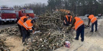 Збаразьке КП «Добробут» забезпечує дровами родини українських воїнів
