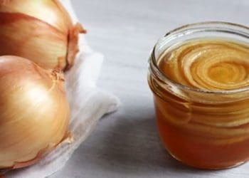 Турбує кашель? Цибуля з медом від кашлю: способи приготування і норми вживання