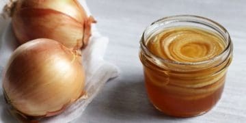 Турбує кашель? Цибуля з медом від кашлю: способи приготування і норми вживання