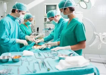 Вперше на Тернопільщині лікарі виконали надскладну операцію на мозку