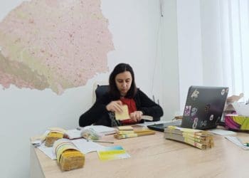 Побач мене: активісти продовжуть закупляти світловідбиваючі стрічки для школярів області