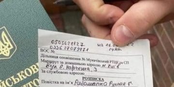 Чи законно заповнювати повістку просто на вулиці перед врученням: відповідь юриста