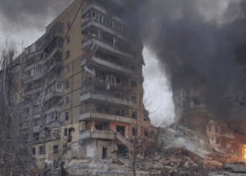 Росіяни влучили у бaгaтоповерхівку в Дніпрі: під зaвaлaми люди